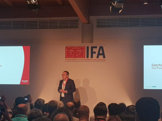 20일(현지시간) 이탈리아 셰라톤 데 메디치 로마호텔에서 열린 'PRE IFA(국제가전박람회)' 에서 샤샤레인지 샤프 마케팅 부사장이 8K 초고해상도를 지원하는 액정표시장치(LCD) TV 신제품과 사업 전략에 대해 소개하고 있다.